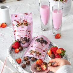 Baileys Mini Delights Strawberry and Cream eper krémmel töltött csokoládé golyók 102g